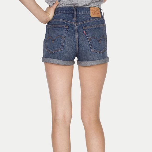 Premium Levi’s Dark Wash Denim Short - Picture 4 of 5